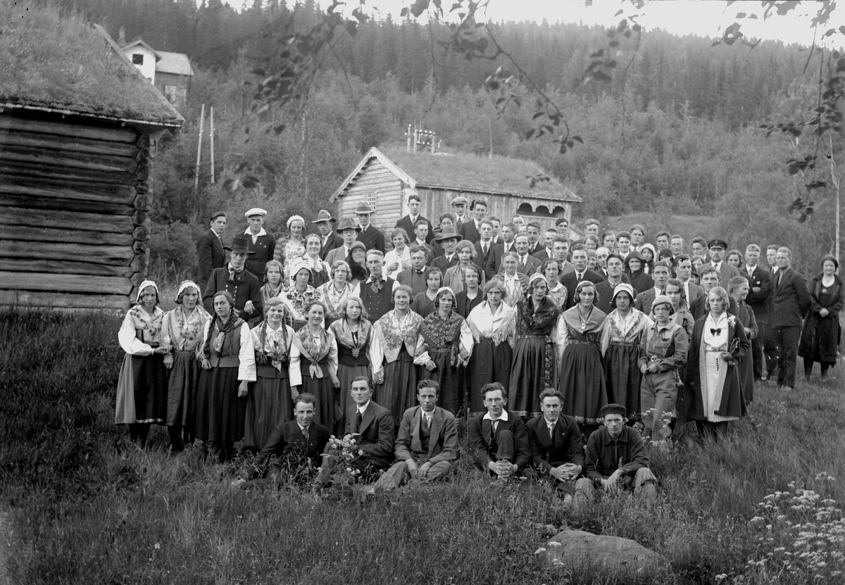 Stor forsamling på Bygdetunet/Solbakken, med Eltdalstuggua i bakgrunnen. Kvinner med drakter/bunad, også enkelte menn i bunad. Omtrent midt på bildet ses forfatterne Oskar Braaten og Sven Moren (med hatt). Kanskje foreningen Trysalir?