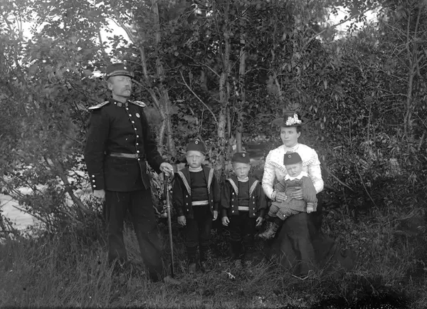 Sersjant og landhandler Halvor Halvorsen (1858-1947) med sin