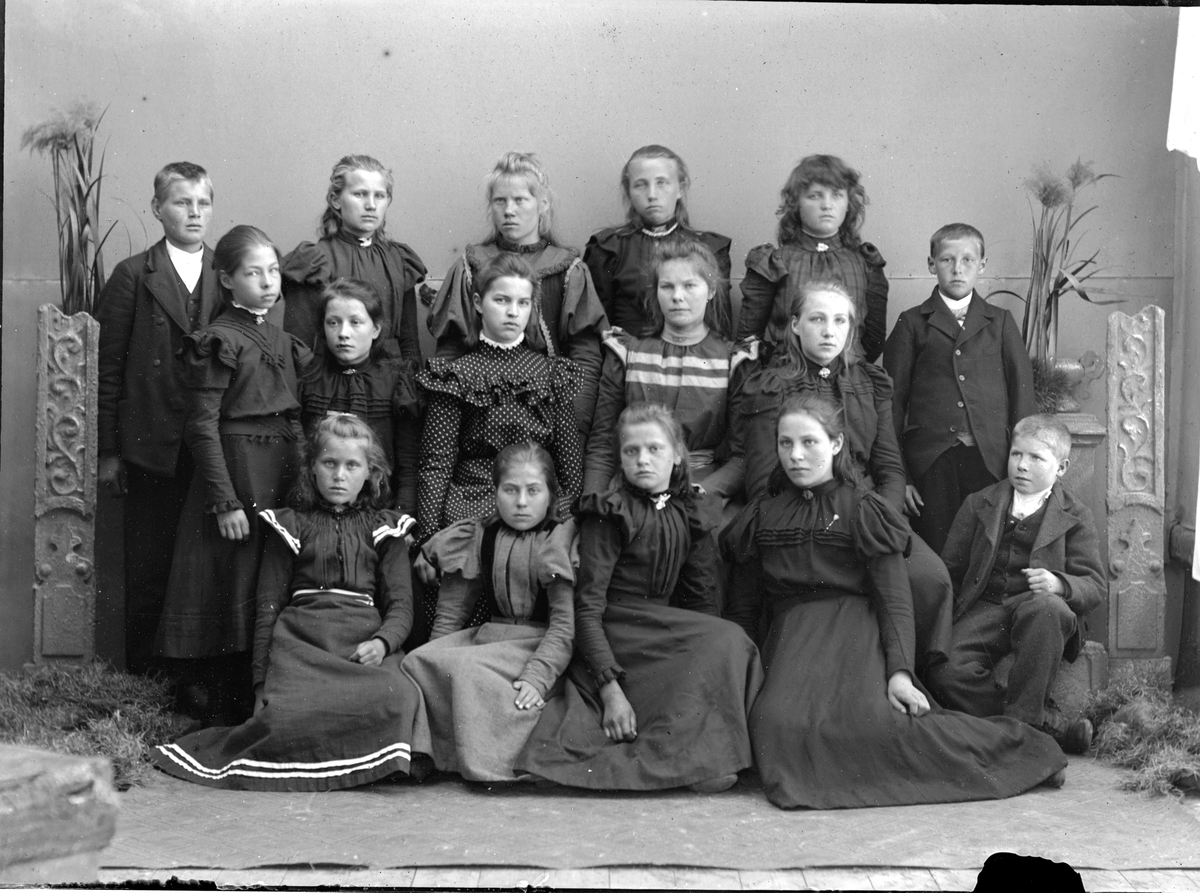 Studioportrett, gruppe. Skoleklasse, 13 jenter og tre gutter. Et ganske likt bilde er brukt i Trysilboka, 6. bind s. 299(info om bildet samme sted)

1. rekke f.v.: ukjent, ukjent, ukjent, Karine Kjernet g. Skjærstad, ukjent.

2. rekke f.v.: Emilie Hafnor Bang, ukjent, Karine Sætre g. Galaasen, ukjent, ukjent, Petter Rømoen.

3. rekke f.v.: Andreas Vesterhaug, ukjent, ukjent, Gjertrud Holtet g. Kolos-Tangen, ukjent.