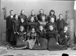 Studioportrett, gruppe. Skoleklasse, 13 jenter og tre gutter