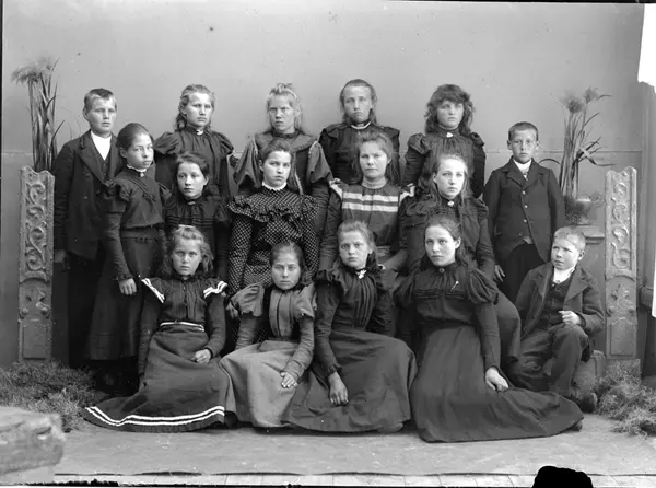 Studioportrett, gruppe. Skoleklasse, 13 jenter og tre gutter