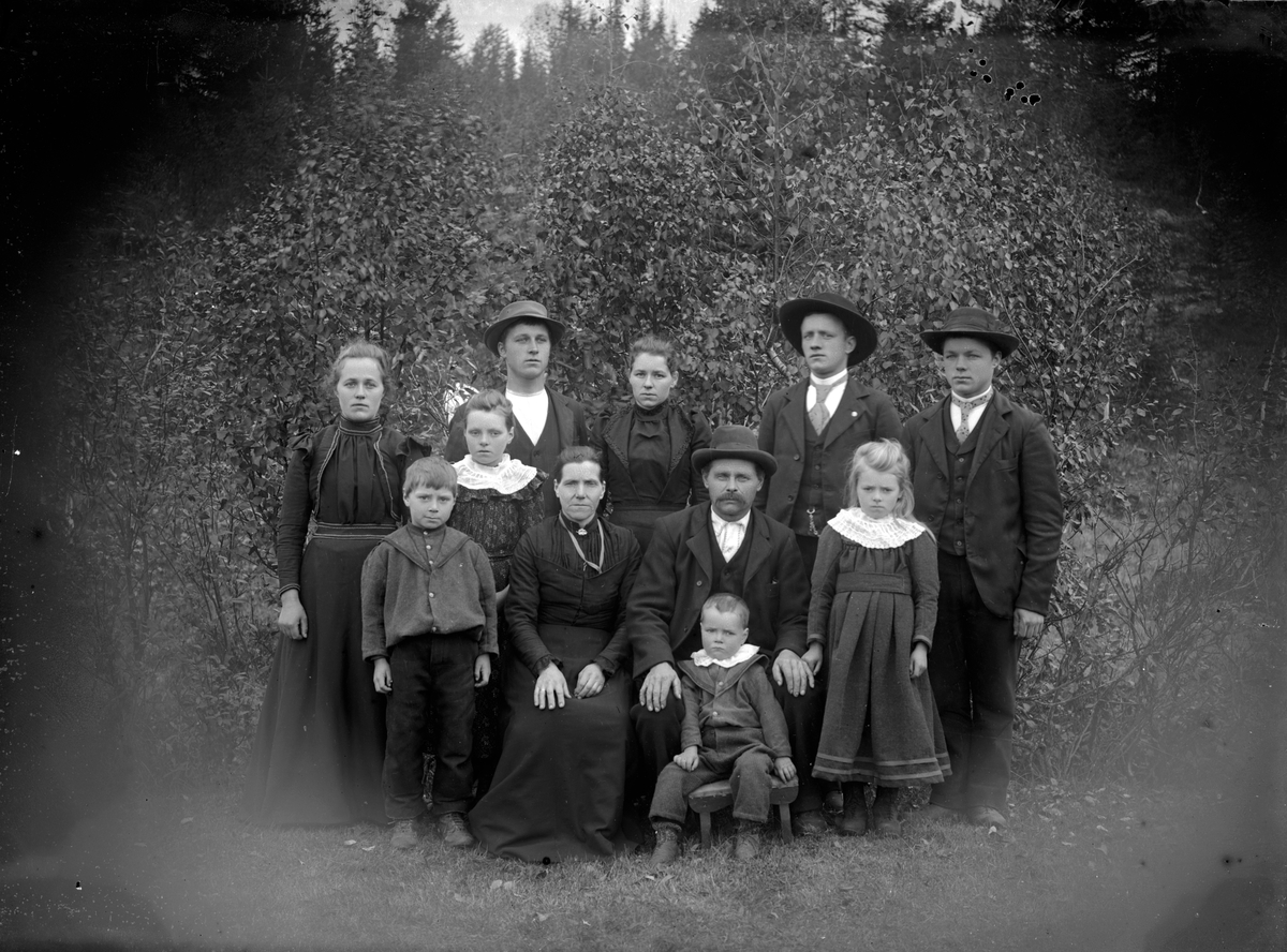 Gruppeportrett, utendørs. Andreas (1853) og Gjertrud (1861) Hegg m. familie.