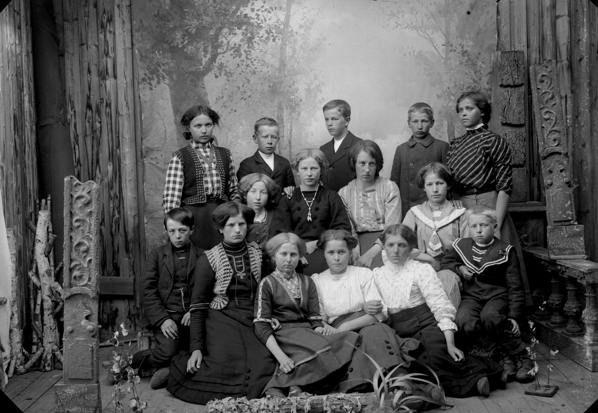 Skoleelever født ca. 1900. 1. rekke fra v.: Paul Sætre, Anna Nyberg, g. Nyholm, Helga Engebakk g. Pedersen, Helga Nabben g. Geraghty, Oline Tørmo g. Holdheim og Trygve Sørli. 2. rekke fra v.: Inga Sørli g. Olsson, Agnes Granli g. Stensløkken, Signe Vesterhaug g. Rynning og Olga Moen g. Hansen. 3. rekke fra v.: Helga Sølund g. Voldmo, Gustav Westgård, Einar Sætre, Emil Karlsen (Pettersen) og Anna Rønningen g. Melby. Et lignende bilde med samme oppsett er gjengitt i Trysilboka 6. bind s. 299 med navneliste.