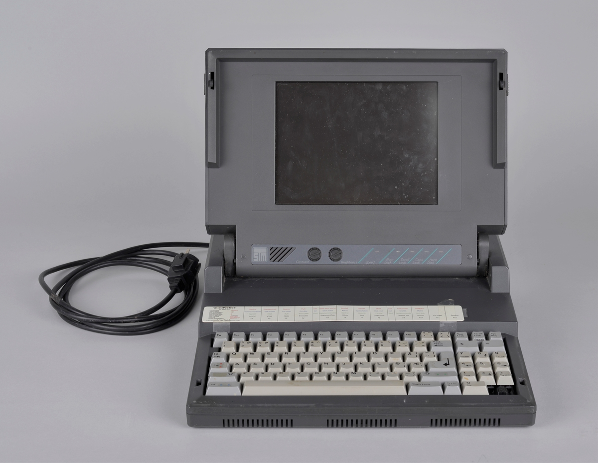 Personlig datamaskin, eldre type
Bærbar med skjerm og tastatur. 

http://www.pccm.be/museum/pc%20museum%20STM%205500.html

Specs:
Name: STM 5500
Manufacturer: Honeywell
Type: Portable Computer
Year: ?
CPU: Intel 80286
Speed: 12 MHz
RAM: 4 MB
Graphics: ? EGA I think....
Colours: Monochrome (Red gas plasma display)
I/O: RS232c, Centronics, Monitor
Built In Media: 1 3.5" HD FDD, 1 40 MB SCSI HDD
OS: DOS 6.22, Windows 3.0