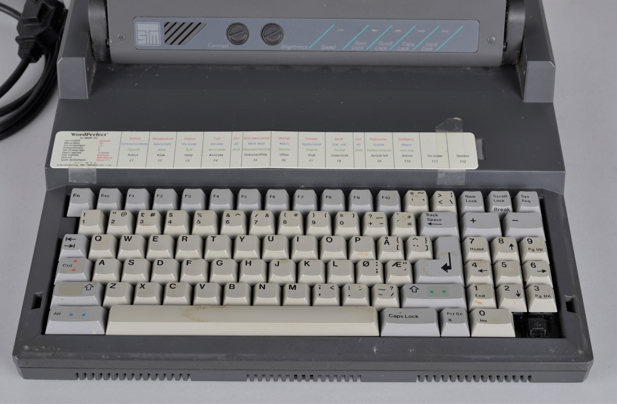 Personlig datamaskin, eldre type
Bærbar med skjerm og tastatur. 

http://www.pccm.be/museum/pc%20museum%20STM%205500.html

Specs:
Name: STM 5500
Manufacturer: Honeywell
Type: Portable Computer
Year: ?
CPU: Intel 80286
Speed: 12 MHz
RAM: 4 MB
Graphics: ? EGA I think....
Colours: Monochrome (Red gas plasma display)
I/O: RS232c, Centronics, Monitor
Built In Media: 1 3.5" HD FDD, 1 40 MB SCSI HDD
OS: DOS 6.22, Windows 3.0