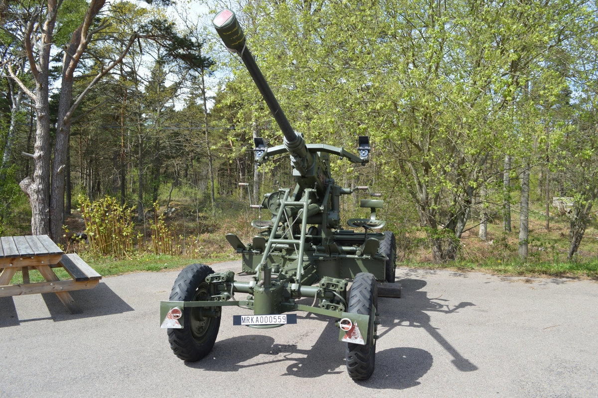 Pjäsen har en helautomatisk mekanism. Eldröret är försett med 		flamdämpare, och på eldröret verkar vid skjutning vätskebroms 		och framföringsfjäder. Pjäsen kan avfyras med enkelskott eller automateld.
Pjäsen riktas med en höjdriktvev till vänster och en sidriktvev till höger. Riktmedel utgjordes från början av reflexsikte och korrektör. Korrektör är ett mekaniskt instrument som överför korrektoner genom ett länksystem till siktena som vrids relativt framförpunkten. Pjäsen moderniserades under 1980-talet med en ny typ av reflexsikte – Reflexsikte 305 varvid korrektören togs bort. 
Pjäsen är försedd med fältlavett för transport. Vid gruppering sänks pjäsen ner och utliggarna fälls ut. I grupperat läge vilar pjäsen därmed på en s k korslavett.
Eldhastigheten är 120 skott per minut. Ammunitionstypen är spränggranat. Pjäsen betjänas av 6 man.