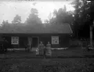 Torp med familj och häst, Lillhärad ca 1910.