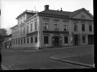 Gatukorsning med Carl Carlson Co AB Järnhandel i Västerås, ca 1910.