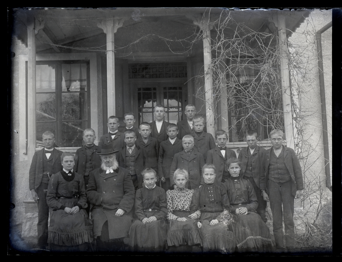 Pastor Mellgren med konfirmander, 1910-tal.
