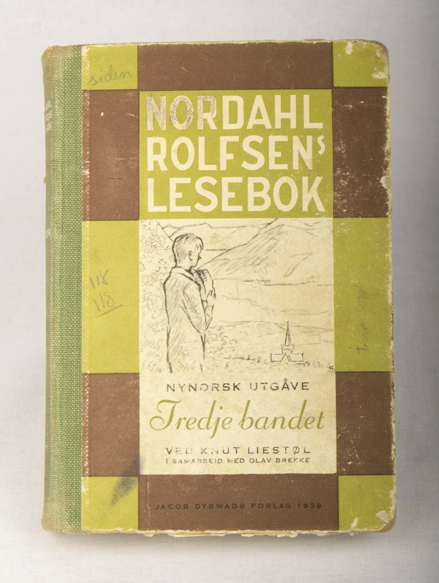 Tekst i ulike farger, rutedekor i grønt og brunt rundt et bilde i sort/hvit av gutt som ser utover et landskap.