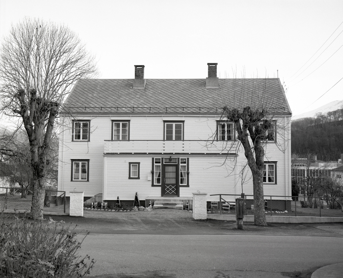 Dokumentasjonsbilder i serie av Stranda prestebolig /prestegård.