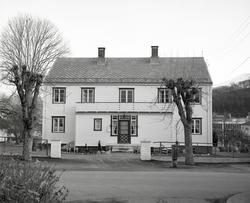 Dokumentasjonsbilder i serie av Stranda prestebolig /presteg