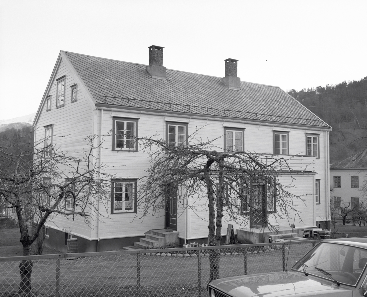Dokumentasjonsbilder i serie av Stranda prestebolig /prestegård.