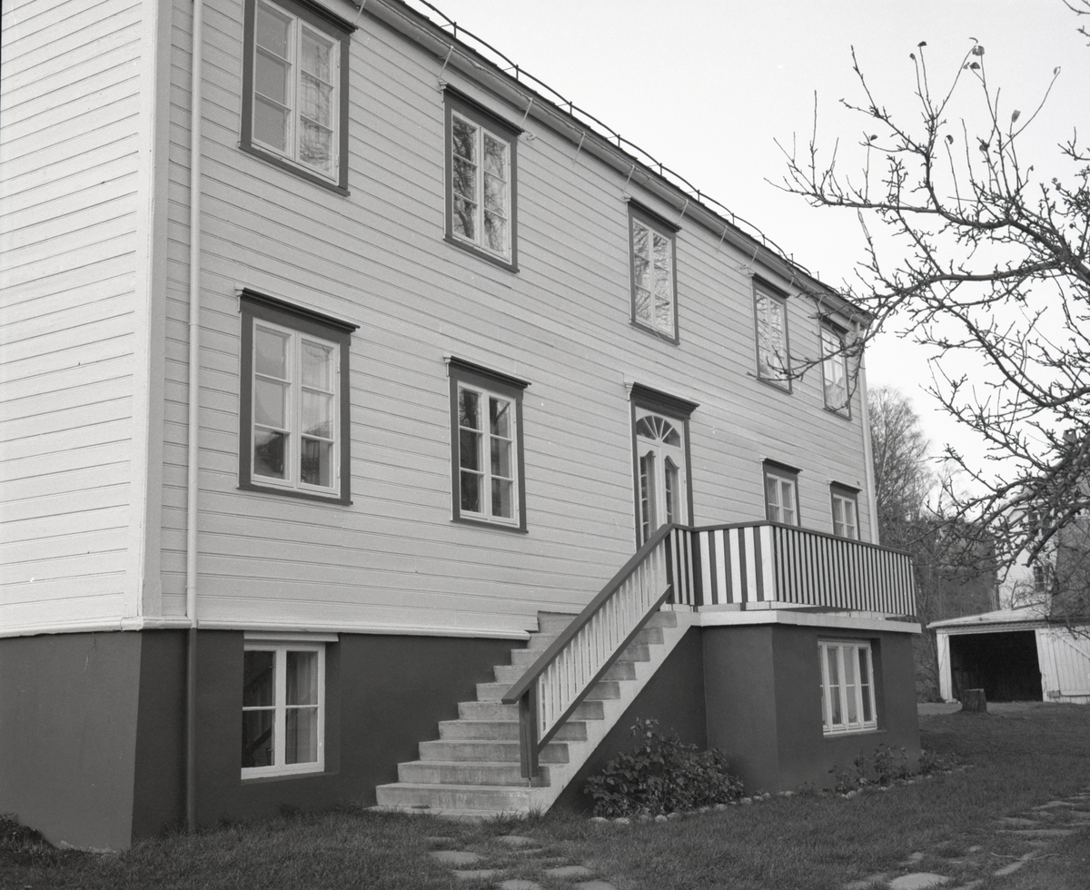 Dokumentasjonsbilder i serie av Stranda prestebolig /prestegård.