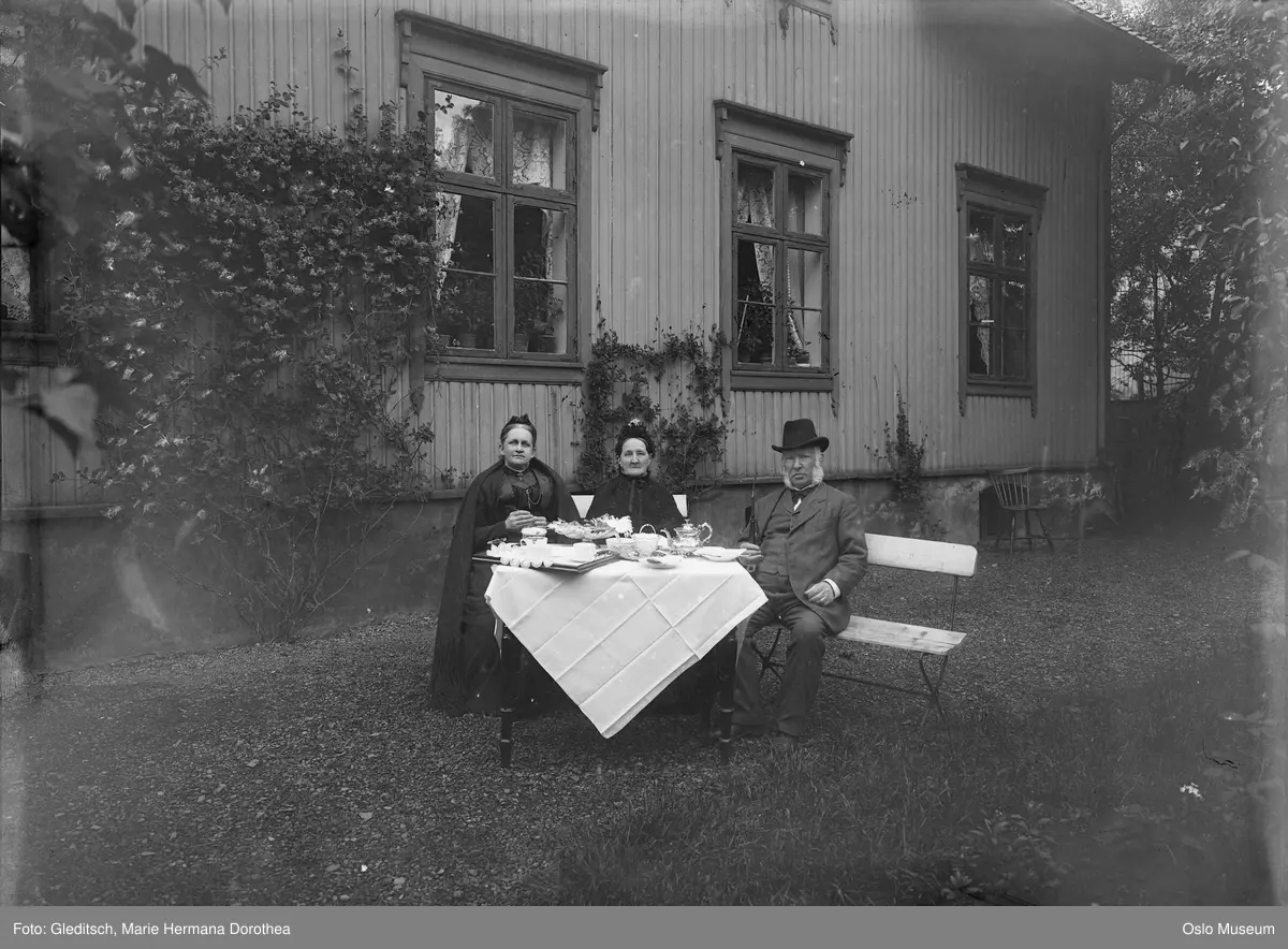 villa, hage, hagemøbler, kaffebord, mann, kvinner