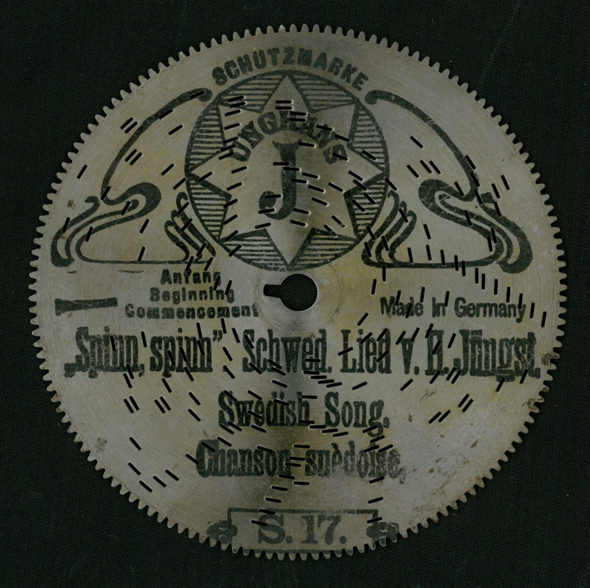 Perforert metallplate med pigger på undersiden. Programmert musikk for platespilledåse.
30-spor, Ø 11.5 cm (4 1/2').
Drivsystem: Sentrumshull med tunge (4mm lang) samt tagger (2 mm lange) perifert langs kant, som et tannhjul. 
U-formet pigger på undersiden av platene.

Sentrumhull, diameter: 7,8 mm
Avstand mellom 10 spor: 13 (mm, ca)
Avstand sentrumsaksling – første spor:  14,5 mm
Total bredde spor:  37,3 mm

Platene er for øvrig kompatibel med Symphonion Simplex (30-spor, Ø 11.5 cm)