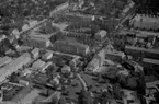 Flygfoto över Avesta 1958. Avesta stadshus och stadshusparken mitt i bild. Markusskolan till höger. Kungsgatan. Corneliusgatan. Malmgatan. Bergslagsteatern.