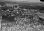 Flygfoto över Avesta 1935-1937. Kungsgatan och stadshuset. Karlbergsparken. Vattentorn. Axel Johnsons väg.