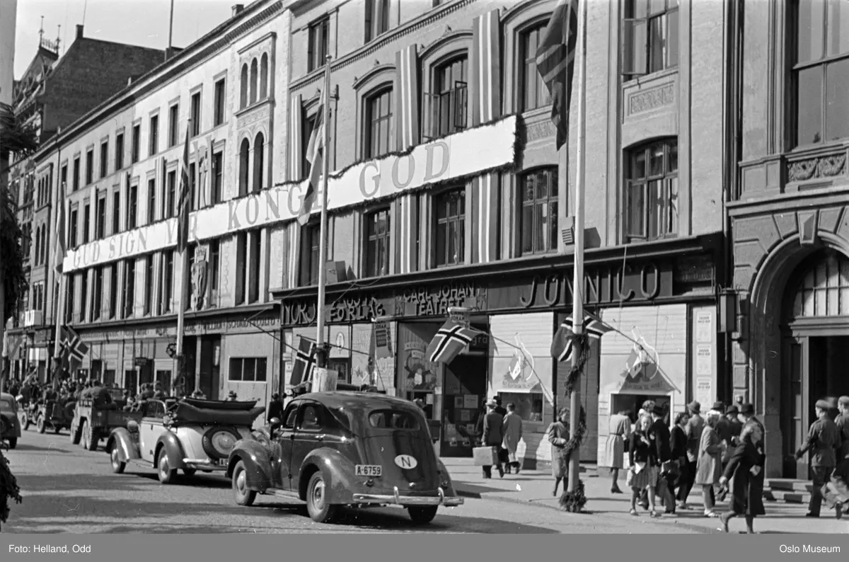 gateløp, mennesker, biler, forretningsgårder, flagg, banner: "Gud sign vår konge god", girlander