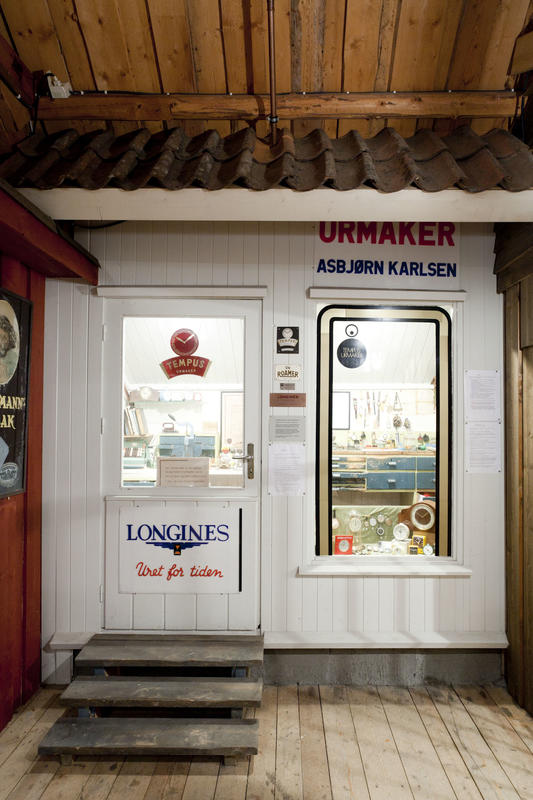 Bildet viser utsiden av et urmakerverksted.