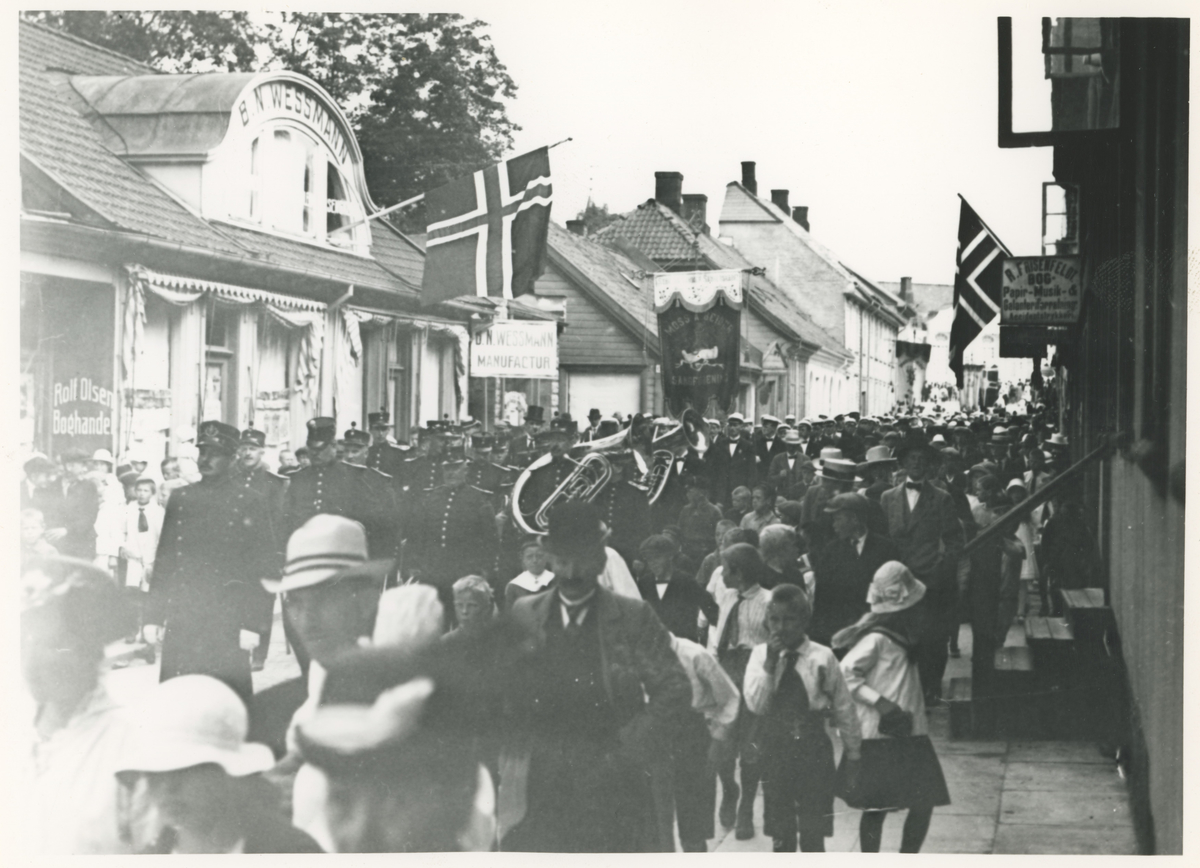 Turnstevne i Moss 1915. Tre bilder.

Bilde 1-2:
Kongens gt.

Bilde 3:
Dronningens gt.