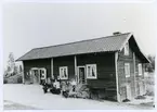 Hed sn, Skinnskatteberg kn, Uttersberg.
Handelsboden i Snarhem, handelsman Thorgren med familj. C:a 1900.