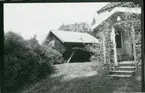 Skinnskatteberg sn, Skinnskattebergs kn.
Loftbod och farstubron till Hembygdsgården, 1988.