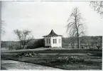 Skinnskatteberg sn, Skinnskattebergs kn.
Paviljong i Baggbron.