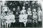 Skinnskatteberg sn, Skinnskattebergs kn, Harnäs skola.
Skolelever klass 1-4 i Harnäs skola, 1919.