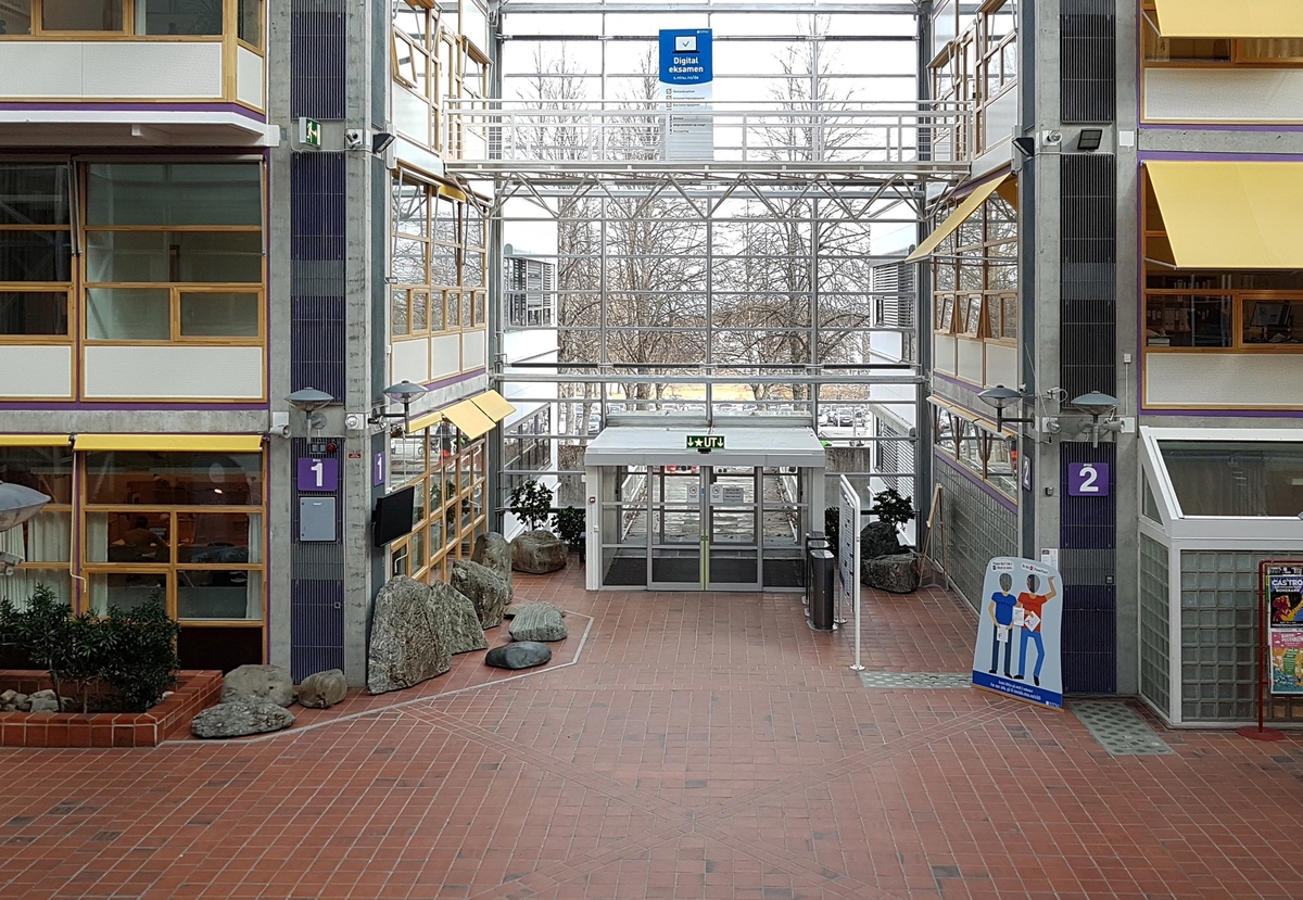 Grunnet ombygging er kunstverket flyttet og satt sammen i nye grupperinger.