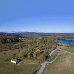 Drönarbilder från Siggebohyttans bergsmansgård maj 2020.