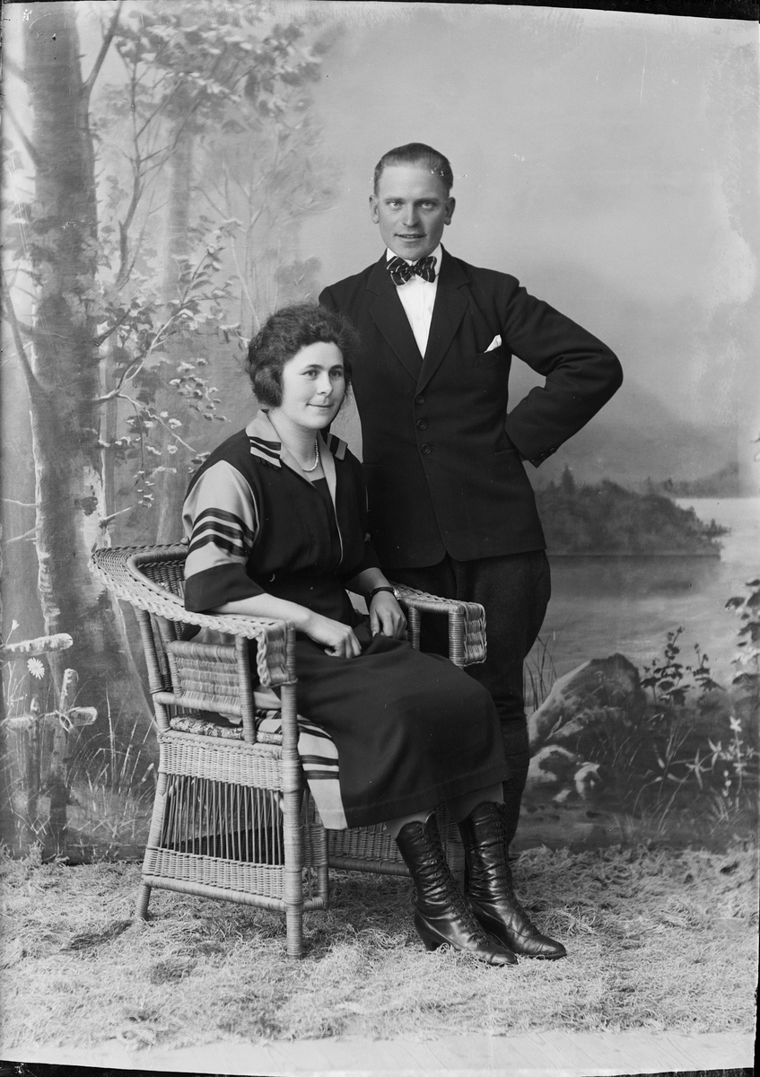 Man och Astrid Pettersson från Öregrund, Uppland 1923