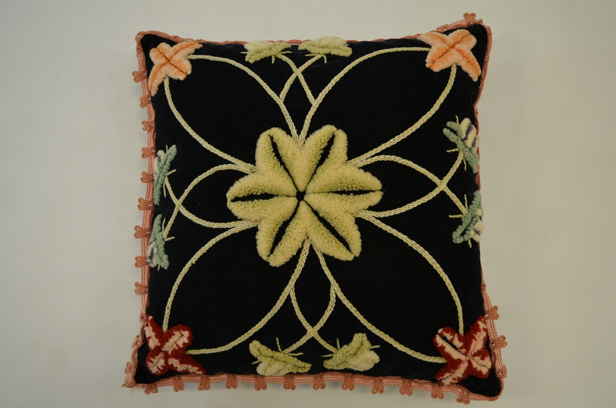 Pute. På framside vove i ull, kypertbinding. Broderi i ull.
Bakside: vove i  ull. Reparert med linstoff.