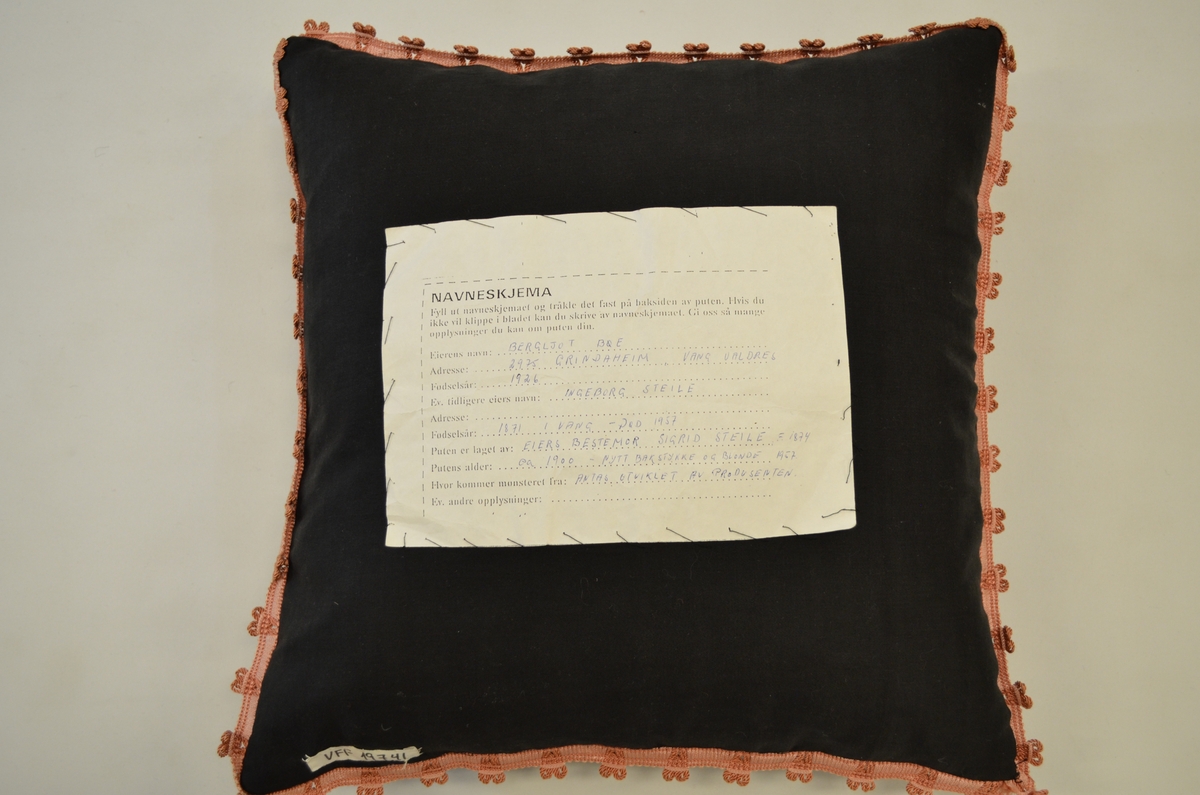 Pute. På framside vove i ull, kypertbinding. Broderi i ull.
Bakside: vove i  ull. Reparert med linstoff.