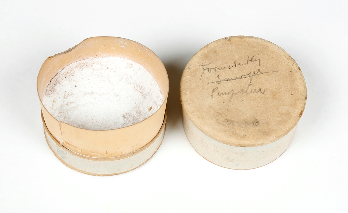 Slipepulver - pigmenter/fargestoff, borsyre, kritt, Bon Ami (skurepulver), sæbe, pigment-pulver (?).