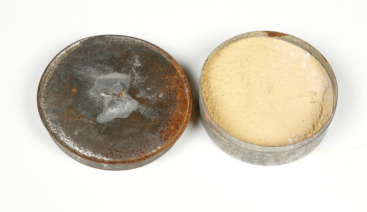 Slipepulver - pigmenter/fargestoff, borsyre, kritt, Bon Ami (skurepulver), sæbe, pigment-pulver (?).