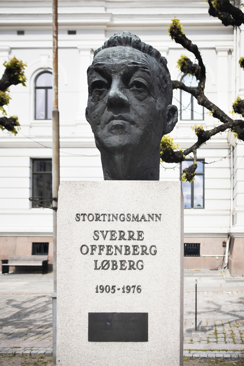 Portrettbyste av stortingsmann Sverre Offenberg Løberg (1905-1976).