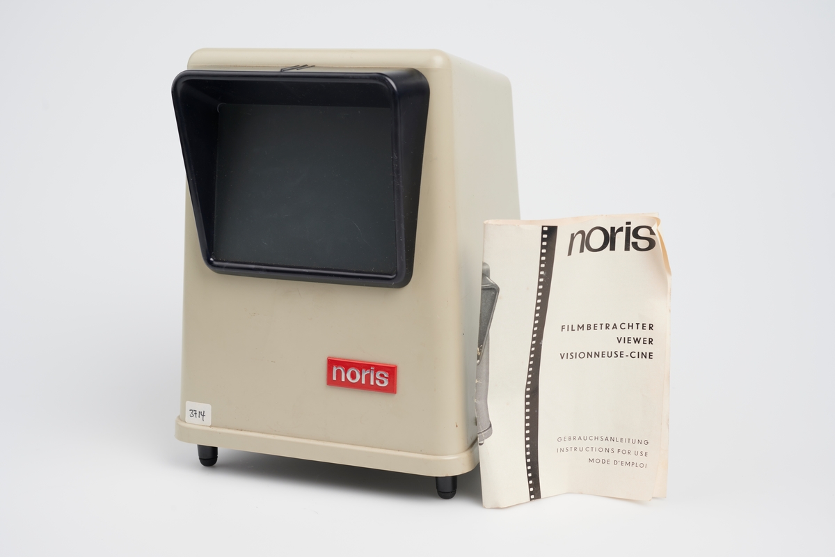 Noris Filmbetrachter produsert av Ernst Plank KG og ble laget for 8mm. film. Den fungerer slik at en filmprojektor projiserer inn i vinduet på siden av filmbetrakteren, som speiler videre til filmbetrakterens visningsskjerm.