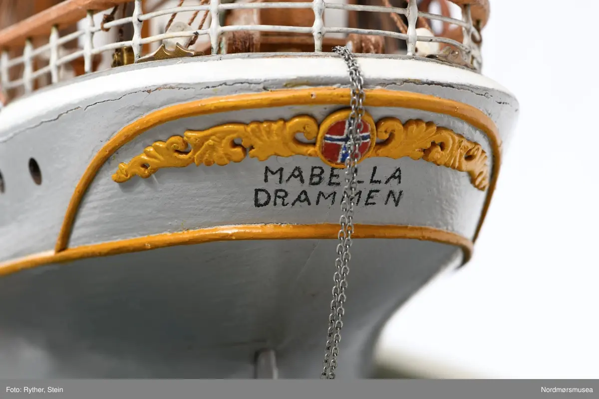 Tre mastet fullrigger, rigg uten seil, på sokkel.
Skroget montert på en kraftig sokkel av sponplate og tre. Overside malt som sjø. Hamptau langs kanten.