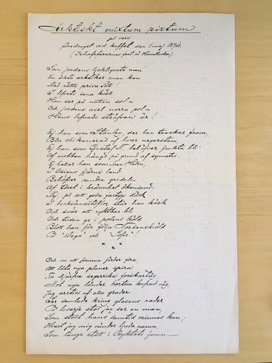 "Arktiskt mixtum pixtum på vers föredraget vid kaffet den 1 maj 1894. (Ishafsfararnes fest på Hasselbacken.)". Skrivet med bläck på rutat papper i folioformat. Författat av A. Klinckowström 30/4 1894