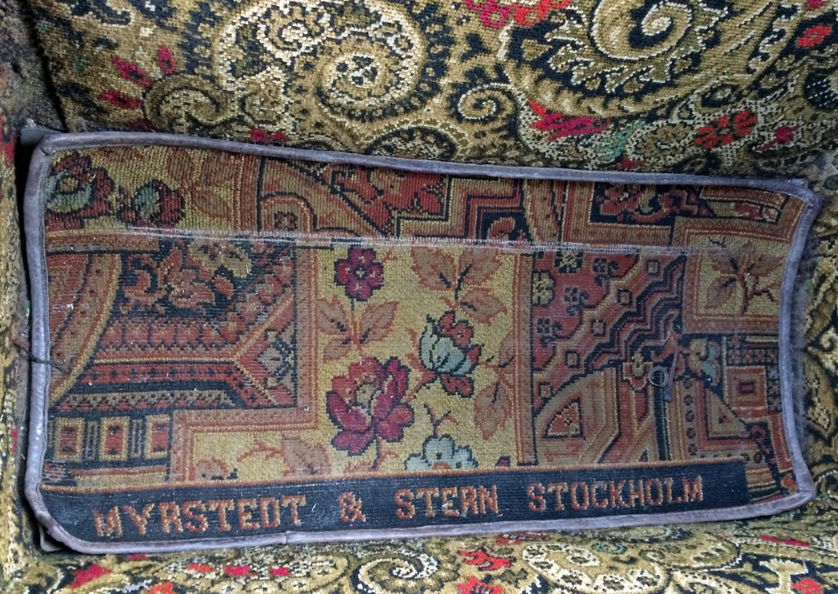 Hästdragen fyrhjulig kupé med tistelstång. Droskan är svart med tak av svart skinn, och har en lykta på vänster sida fram.

Kupén är inredd i blått, med stoppad soffa och madrasserade väggar klädda med samma blå ylletyg.
Mönstervävda dragremmar för att öppna och stänga vagnens fönster hänger i varje fönster, varav en är avbruten. Remmarna har ett geometriskt mönster och platta tofsar som avslut,
Golvet och vagnssidorna en bit upp är klädda med mönstervävt yllematta, ovanpå detta ligger på golvet en rektangulär matta med den invävda texten ”Myrstedt & Stern Stockholm”. På kupéns framsida hänger en tygpåse broderad med diamantstygn i ett geometriskt mönster. På dörrarnas insidor hänger dessutom påsar av blått tyg.

Vagnens fotsteg är utfört i svartmålat smide.
