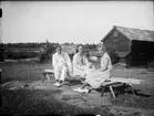 Josef, Sara och Tyra Edhlund sitter på en bänk, Östhammar, Uppland