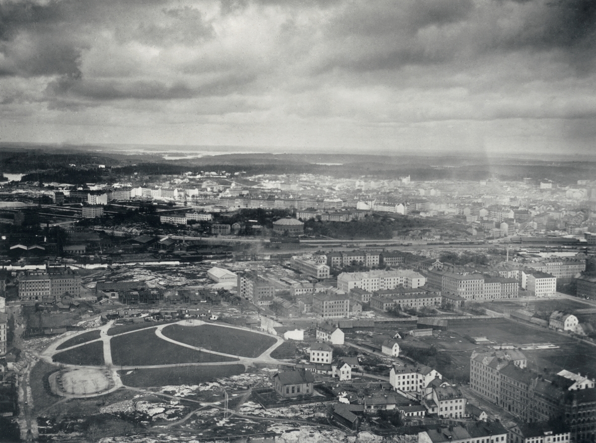 "Ballongfotografi, taget av dåvarande löjtnant O. Kullberg 1894 från Andrées ballong Svea. Kungsholmen, Vasastaden, Askrikefjärden och Stora Värtan".
