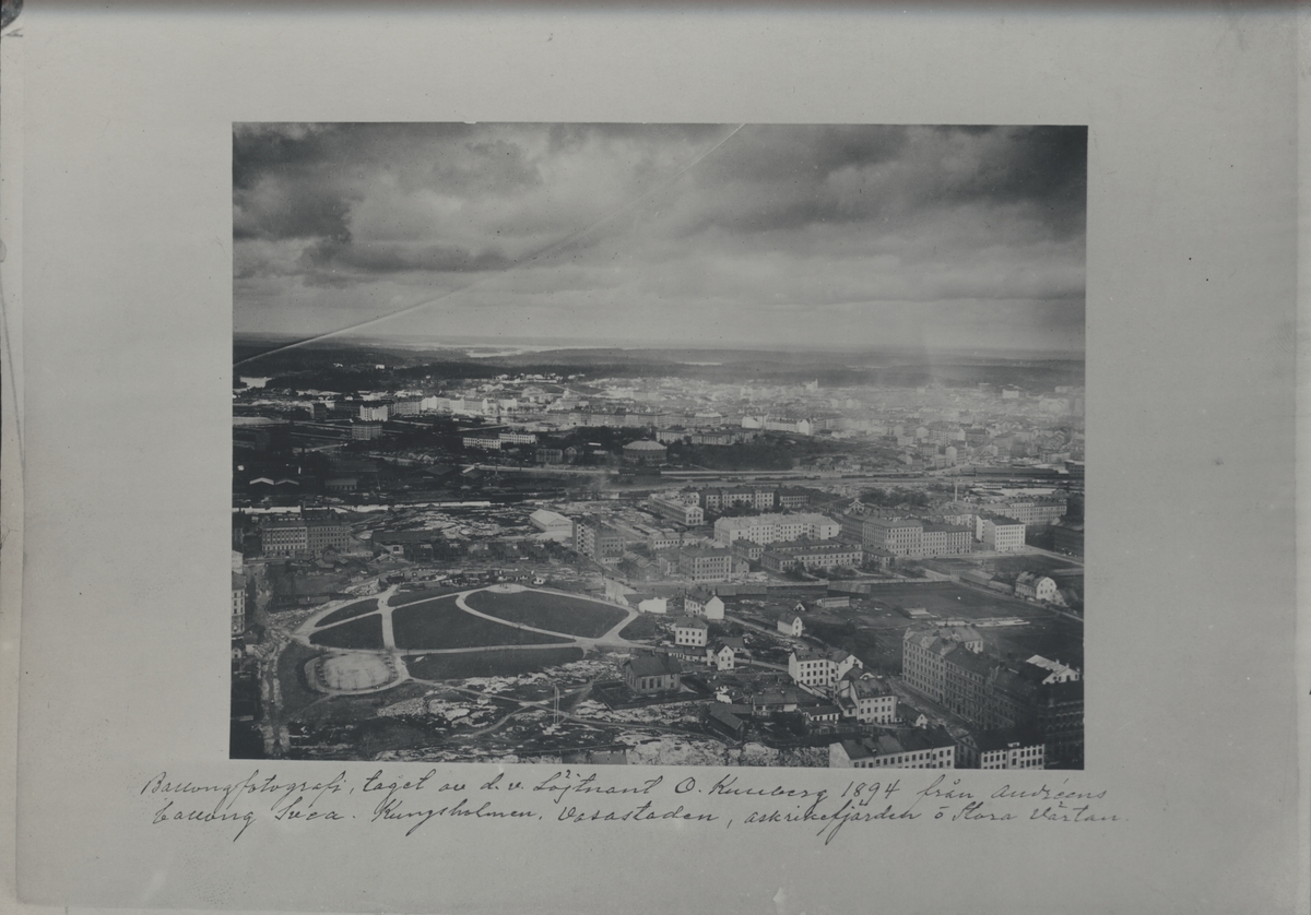 "Ballongfotografi, taget av dåvarande löjtnant O. Kullberg 1894 från Andrées ballong Svea. Kungsholmen, Vasastaden, Askrikefjärden och Stora Värtan".