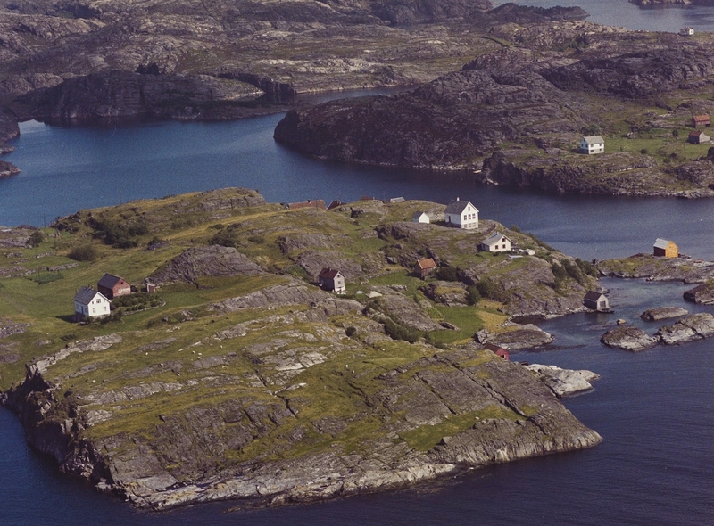 Flyfoto fra Lokøy, 1961. Bruk nr. 1 ligger til venstre i bildet, med skolehuset mot sundet til høyre.