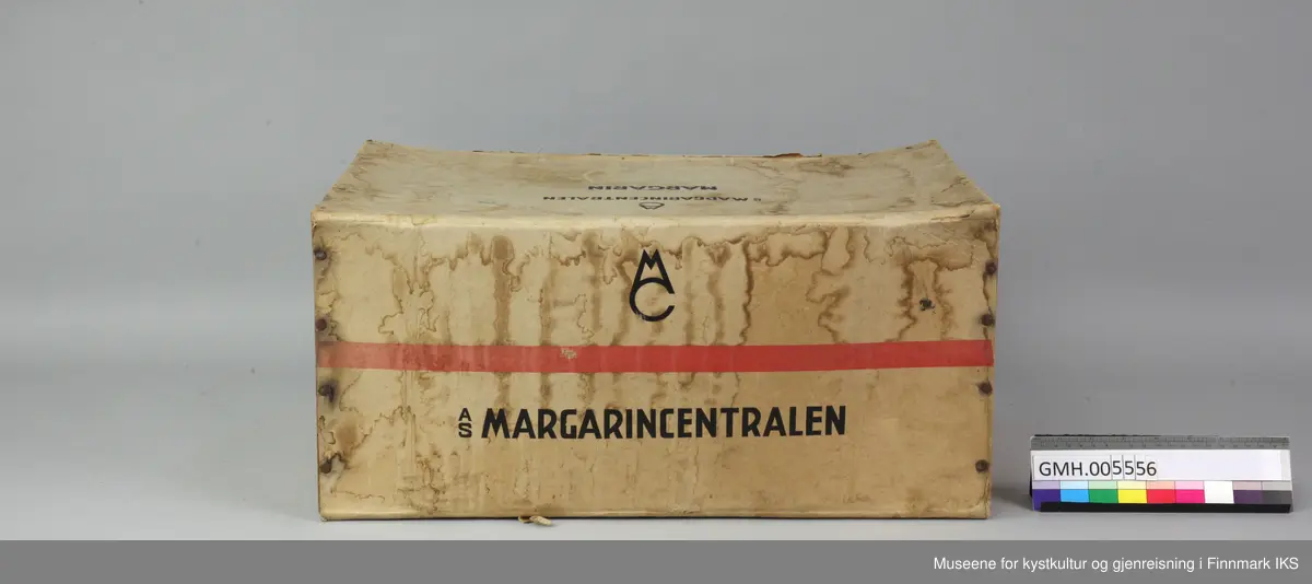 Kassen er laget av to rammer laget av lister og som danner kortsidene. Alle flater består av tykk papp. På kortsidene er den pappen stiftet på innsiden. Lokk, langsidene og bunnen består av et sammenhengende stykke papp og er stiftet på utsiden. Alle sidene er merket  med en rød strek like over midten og svarte bokstaver. På langsidene står det AS Margarincentralen.