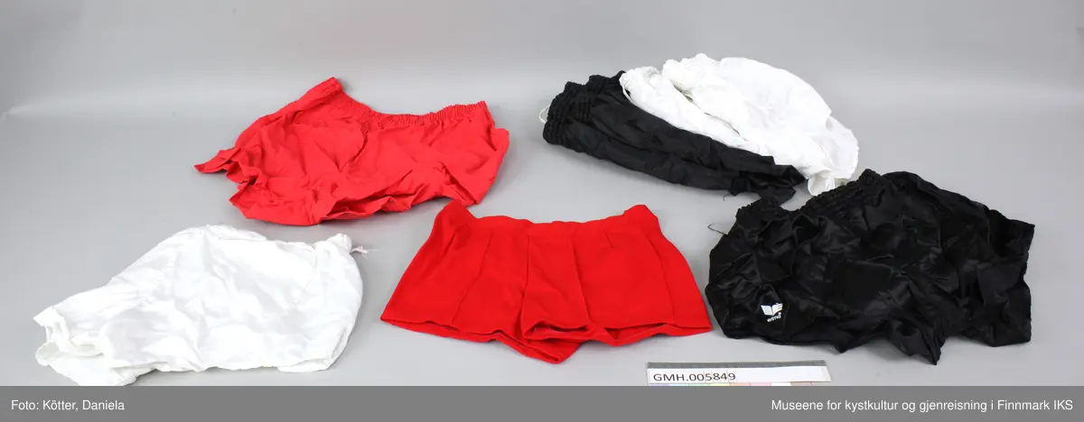 Grupperinga inneholder følgende:
- 2 blå armbind med påskrift «Ordensvern»
- 1 rød armbind med påskrift «PR-sjef»
- 3 korte bukser, svart, merke «erima»
- 3 korte bukser, hvit, merke «erima»
- 1 kort bukse, rød, merke «Berri sport»
- 1 kort bukse, rød, merke «Berri sport quality»
- 2 trøyer , kort arm, numrene 10 og 12, påskrift «Nestlé Findus»
- 3 trøyer, lang arm, numrene 4, 7 og 11, påskrift «Nestlé Findus»
- 5 par røde, maskinstrikkede hansker med gummiknotter og «Findus»-logo, 4 av dem originalt innpakket
- 2 røde dommerflagg
- 2 fløyter, svart
- 2 ballpumper, en av ny og viklet inn i papir
- 2 trøyer, hvit, påtrykk «Hammerfest» og «Isbjørn» foran, «Nestlé Findus» og nummer bak 
- 1 par knestrømper svart/grå
- 1 par knestrømper hvit/rød
- 4 startnumrer, rød, med hvit på trykte numrer 1 til 4
- 2 overtrekkstrøyer blå
- 1 overtrekkstrøye lilla
- 1 overtrekkstrøye oransj
- 1 banner «START»
- 1 banner «MÅL»
 


