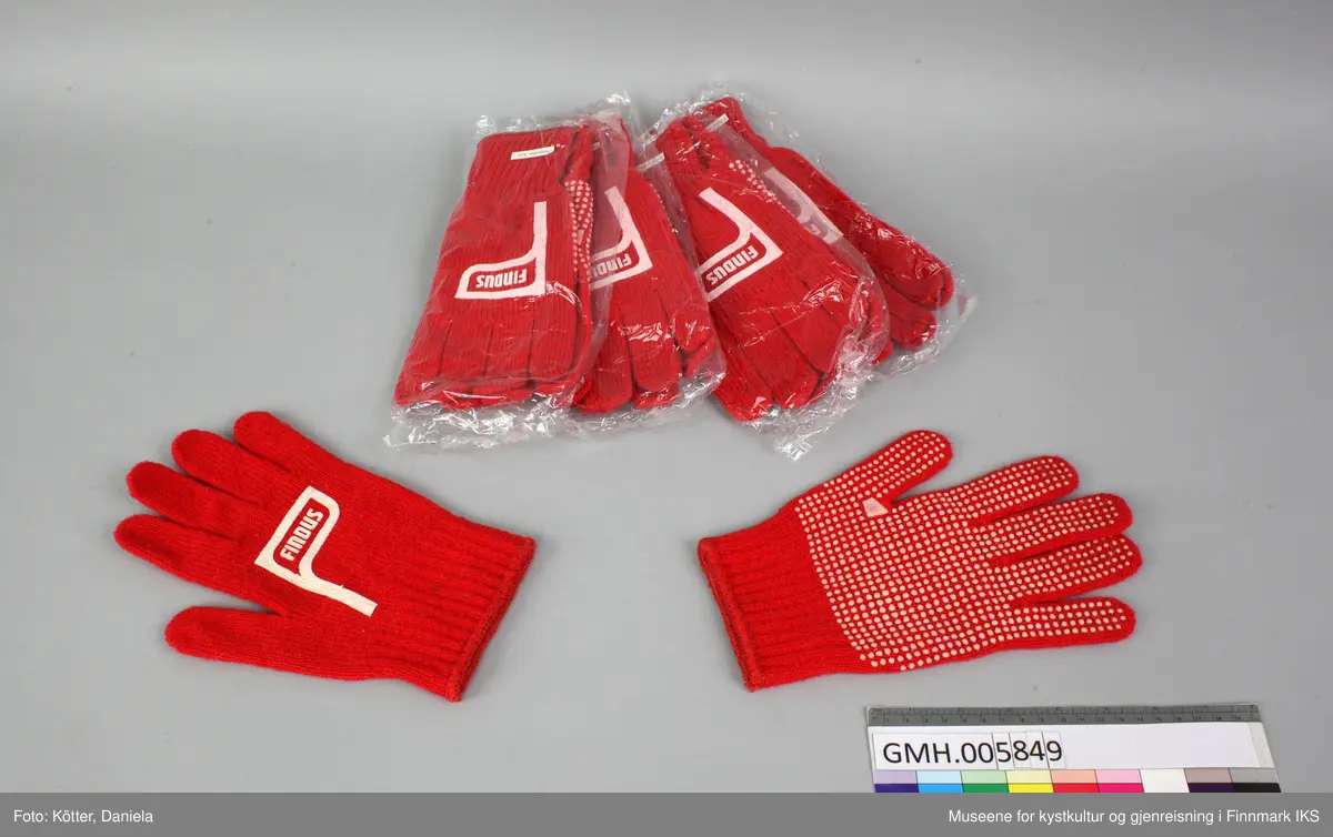 Grupperinga inneholder følgende:
- 2 blå armbind med påskrift «Ordensvern»
- 1 rød armbind med påskrift «PR-sjef»
- 3 korte bukser, svart, merke «erima»
- 3 korte bukser, hvit, merke «erima»
- 1 kort bukse, rød, merke «Berri sport»
- 1 kort bukse, rød, merke «Berri sport quality»
- 2 trøyer , kort arm, numrene 10 og 12, påskrift «Nestlé Findus»
- 3 trøyer, lang arm, numrene 4, 7 og 11, påskrift «Nestlé Findus»
- 5 par røde, maskinstrikkede hansker med gummiknotter og «Findus»-logo, 4 av dem originalt innpakket
- 2 røde dommerflagg
- 2 fløyter, svart
- 2 ballpumper, en av ny og viklet inn i papir
- 2 trøyer, hvit, påtrykk «Hammerfest» og «Isbjørn» foran, «Nestlé Findus» og nummer bak 
- 1 par knestrømper svart/grå
- 1 par knestrømper hvit/rød
- 4 startnumrer, rød, med hvit på trykte numrer 1 til 4
- 2 overtrekkstrøyer blå
- 1 overtrekkstrøye lilla
- 1 overtrekkstrøye oransj
- 1 banner «START»
- 1 banner «MÅL»
 


