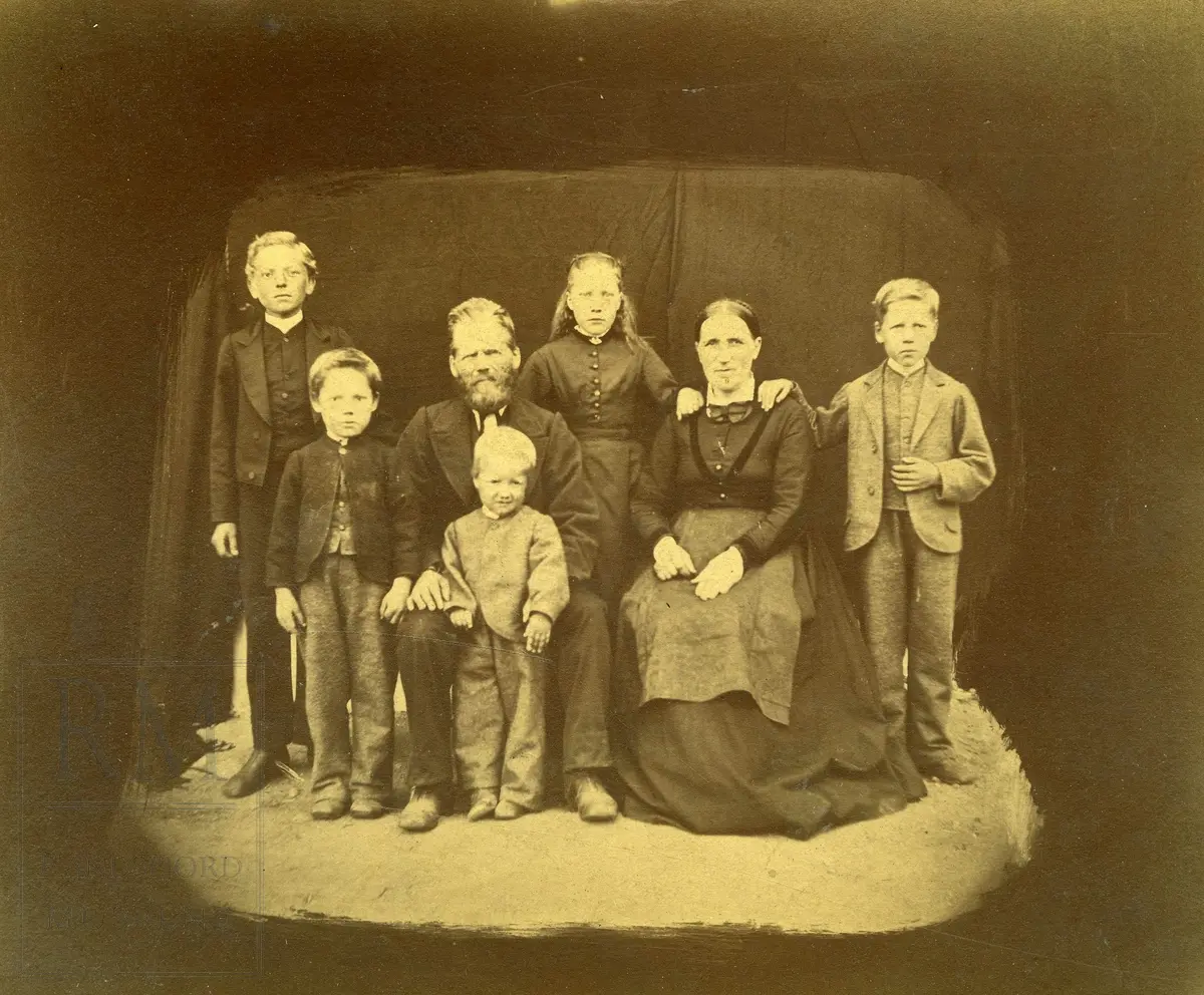 Fotografier fra Gjefsen østre. Portretter, familiebilder, bygninger, visittkort, gruppebilder.