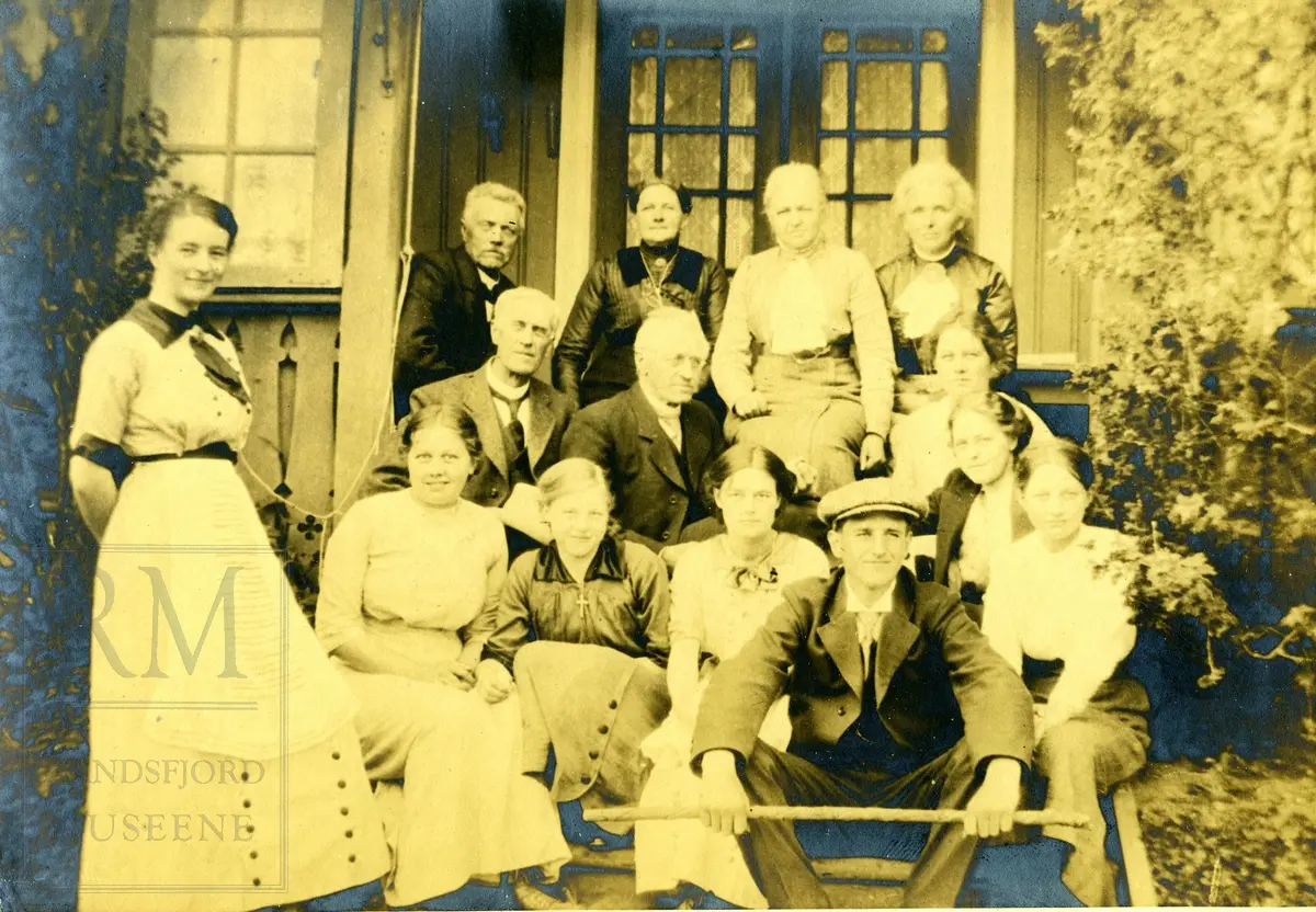Fotografier fra Gjefsen østre. Portretter, familiebilder, bygninger, visittkort, gruppebilder.